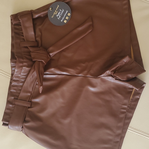JOLIE & JOY WOMEN'S LEATHER LIKE SHORT BROWN SIZE MEDIUM - Picture 4 of 6